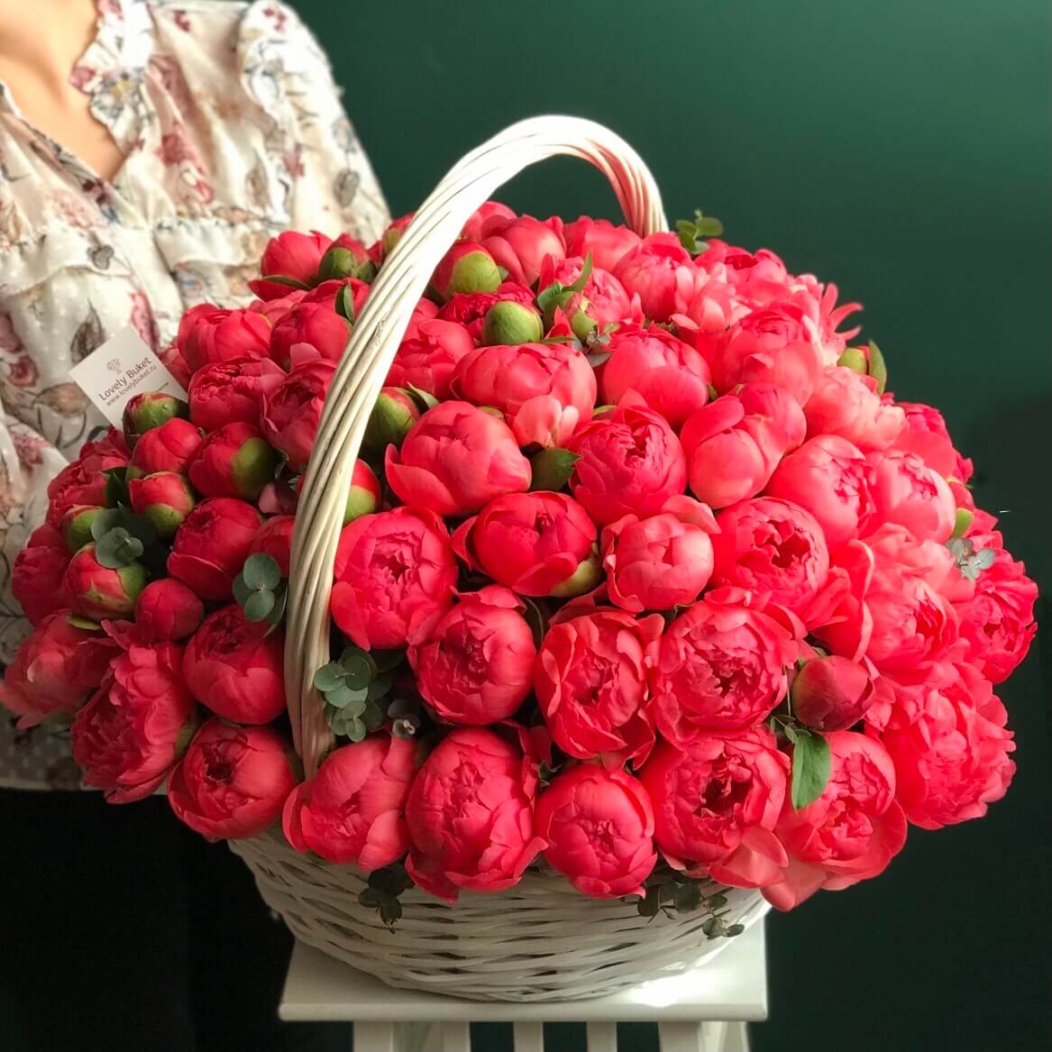 35 Коралловых Пионов в стильной упаковке